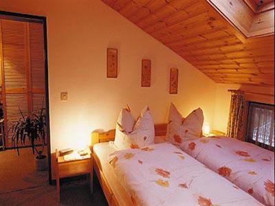 1 dormitorio con 2 camas, mesa y ventana en Ferienwohnung Tichy, en Berchtesgaden
