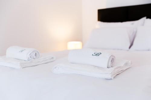 ein Stapel Handtücher auf einem Bett in der Unterkunft Apartmani Veselinović in Vrnjačka Banja