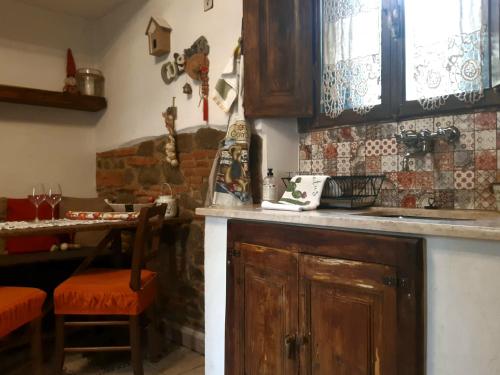 una cucina con lavandino e piano di lavoro di La Vecchia Firenze a Firenze