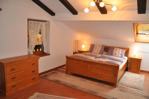 1 dormitorio con 1 cama, vestidor y 2 lámparas en Apartment Watzmannblick, en Berchtesgaden