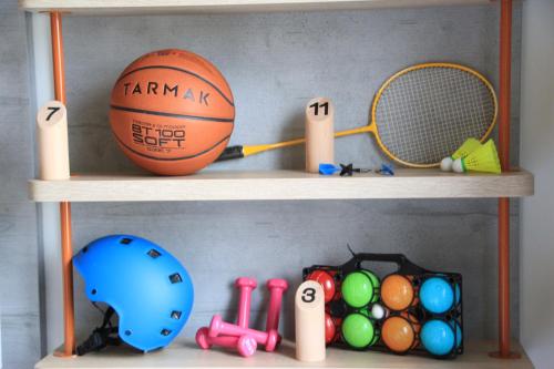 une étagère avec des jouets de basket-ball et d'autres jouets dans l'établissement ibis budget Reims Parc Des Expositions, à Reims