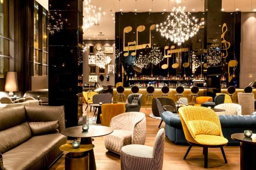 
The lounge or bar area at Motel One Warsaw-Chopin
