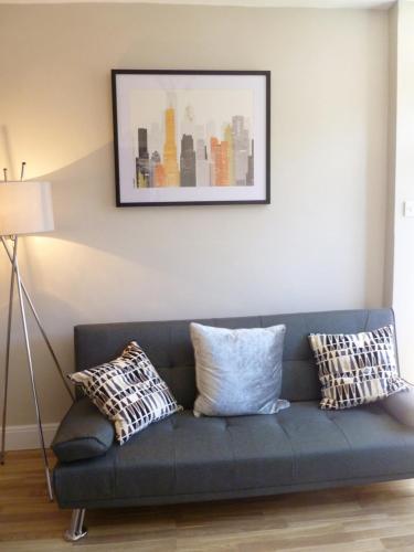 Gallery image of 3 Entire Stunning & Cosy Apartments in same property, 4 Double Bedrooms, 3 Bathrooms, 3 Kitchens, Terrace in Kidderminster