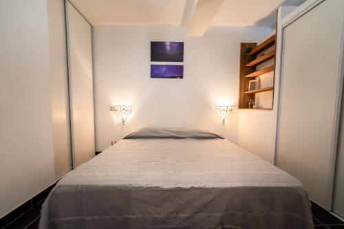 Ένα ή περισσότερα κρεβάτια σε δωμάτιο στο Les pieds dans l'eau Plage Saint-Jean