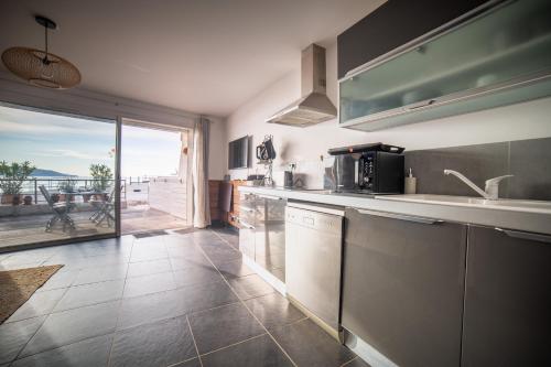 Η κουζίνα ή μικρή κουζίνα στο Les pieds dans l'eau Plage Saint-Jean