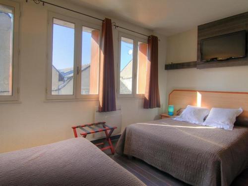 1 dormitorio con 2 camas y 2 ventanas en Logis Hôtel Restaurant Le Drakkar en Mende