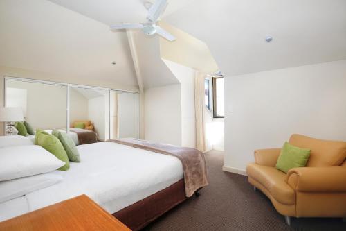 En eller flere senger på et rom på Briars Country Lodge