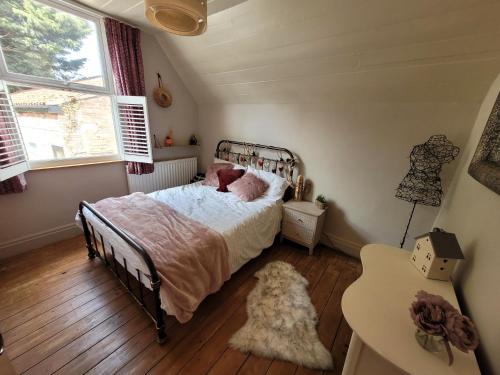 a bedroom with a bed and a rug on the floor at Charming 2-Bed Cottage on outskirts of Beverley in Beverley