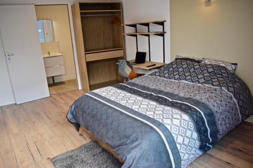 - une chambre avec un lit et un bureau dans l'établissement COLIVING TOUT CONFORT- LOOS LES LILLE-MAISON PARTAGEE-7 chambres-5 sdb-6WC-LOOS LES LILLE, à Loos