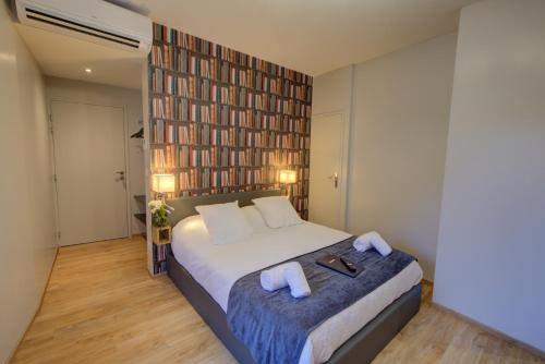 a bedroom with a large bed with two towels on it at Sarlat.Catalina in Sarlat-la-Canéda