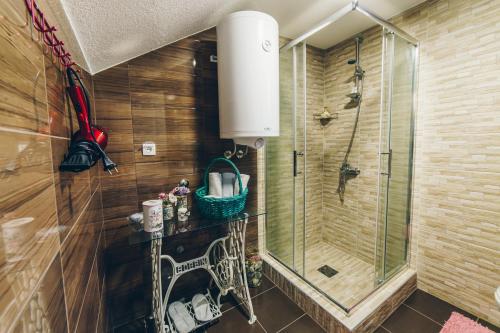 eine Dusche mit Glastür im Bad in der Unterkunft Sreckovic Apartmani 2 in Kragujevac