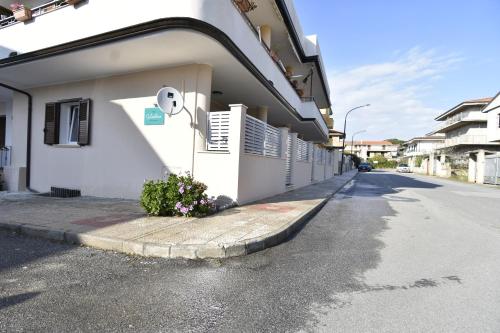 an empty street next to a white building at Salsedine Tropea Capo Vaticano in Santa Domenica