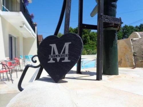 a heart sign sitting on the side of a swing at Le Clos des Mylandes in Dax