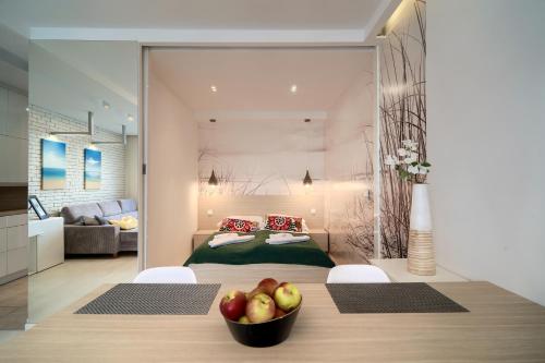 ウストロニエ・モルスキエにあるApartamenty Na Klifieのベッドルーム1室(ベッド1台、リンゴのボウル1杯付)