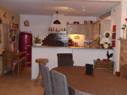 uma cozinha e sala de jantar com uma mesa e um balcão em Au Soleil Levant Homestay em Sarlat-la-Canéda