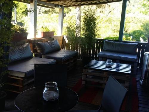 een patio met banken en tafels en een tafel en stoelen bij L'Usine in Belval