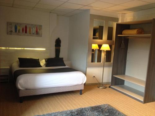 sypialnia z łóżkiem i lampką w obiekcie L'Usine w mieście Belval