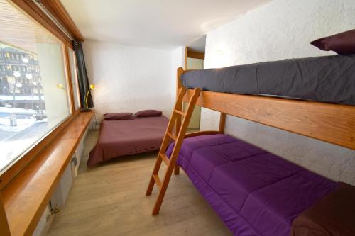 Двуетажно легло или двуетажни легла в стая в Rainalter 06