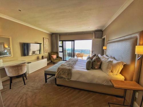 um quarto com uma cama grande e vista para o oceano em The Northcliff Boutique Hotel em Joanesburgo