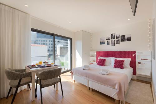 - une chambre avec un grand lit et une table avec une salle à manger dans l'établissement LovelyStay - Heart of D. Pedro Apartments IV, à Porto