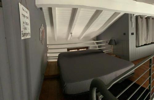 a bed in a room with a ceiling at APPARTAMENTO PIERANGELO DI FRONTE MALPENSA T1 e T2 in Vizzola Ticino