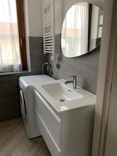 uma casa de banho com um lavatório e uma máquina de lavar roupa em APPARTAMENTO PIERANGELO DI FRONTE MALPENSA T1 e T2 em Vizzola Ticino