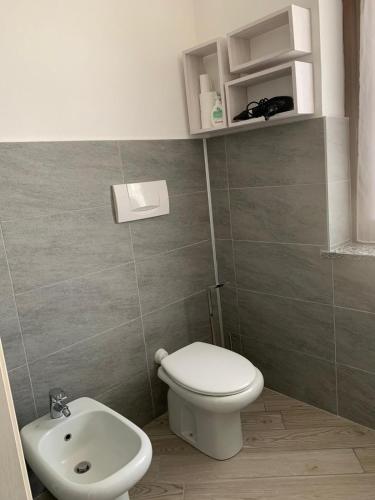 a small bathroom with a toilet and a sink at APPARTAMENTO PIERANGELO DI FRONTE MALPENSA T1 e T2 in Vizzola Ticino