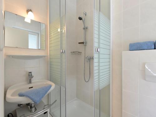 Koupelna v ubytování Rosenhof am See Ferienwohnung Seerosensuite