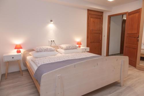 Ένα ή περισσότερα κρεβάτια σε δωμάτιο στο Apartments Rožič Bohinj