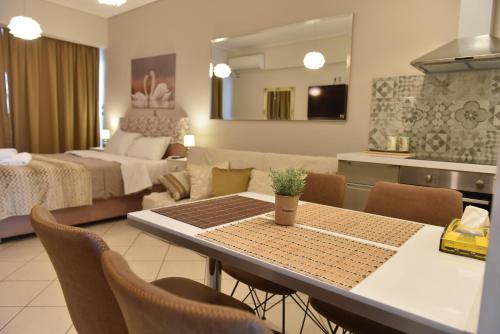 ein Wohnzimmer mit einem Esstisch und einem Wohnzimmer in der Unterkunft Cozy Luxury Apartment in the Heart of Athens 8-2 in Athen