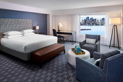 波士頓的住宿－波士頓港凱悅酒店，酒店客房,配有一张床、一张桌子和椅子