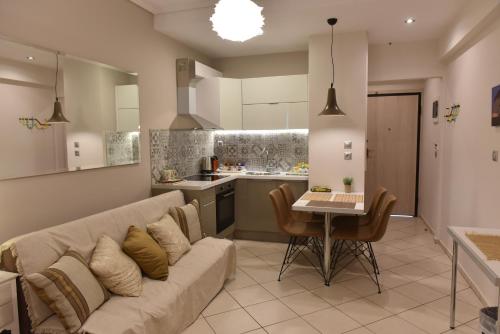 uma sala de estar e cozinha com um sofá e uma mesa em Cozy Luxury Apartment in the Heart of Athens 8-2 em Atenas