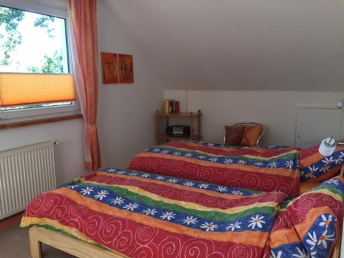 1 Schlafzimmer mit 2 Betten und einem Fenster in der Unterkunft Ferienwohnung Sonnengelb in Schwielowsee