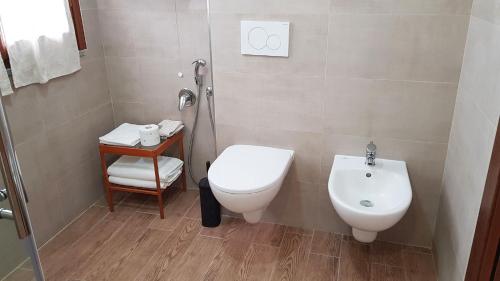 a bathroom with a toilet and a sink at Villa Mandrioli in Cecina