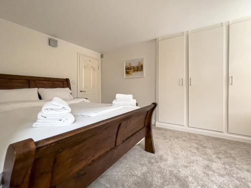 a bedroom with a bed with towels on it at Pass the Keys Gorgeous & Relaxing flat in the heart of Reading in Reading