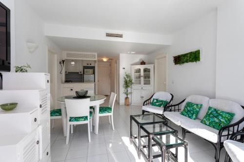 Cala Blanca, bajo, 2 dormitorios, by Bookindenia
