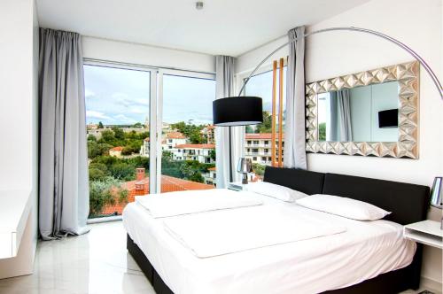 Postel nebo postele na pokoji v ubytování Marina di Portapisana Luxury private villa