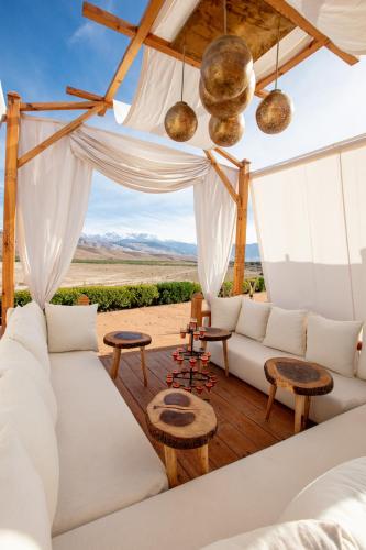 Ruang duduk di Kalyptus Luxury Camp