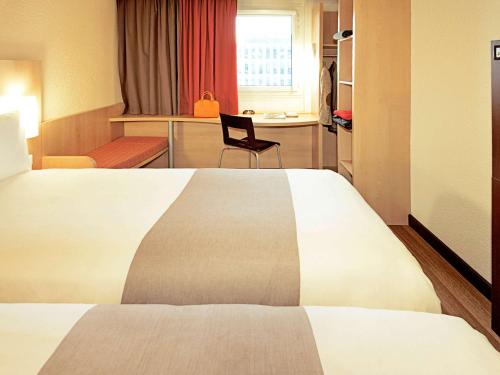 Tempat tidur dalam kamar di ibis London Luton Airport