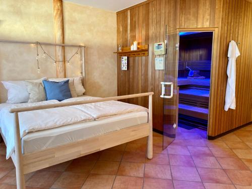 Private Spa mit Sauna und Whirlpool 객실 침대