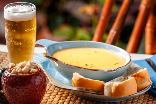 Makanan di atau berdekatan rumah tamu ini