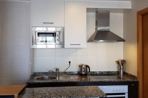 cocina con fregadero y microondas en 2 bedroom apartment, 150 m. from beach and centre of Villaricos, en Villaricos