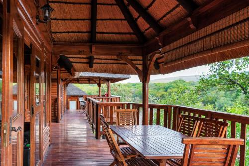 Balkón nebo terasa v ubytování Valamanzi Lodge in Nyati Wilderness