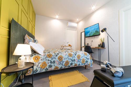 Giường trong phòng chung tại SMARTFIT HOUSE a unique B&B experience in Pescara