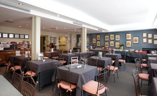 Un restaurante u otro lugar para comer en Hotel Moderno Puerta del Sol