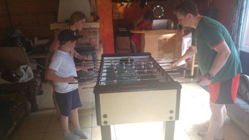 eine Gruppe von Menschen steht in einer Küche mit Herd in der Unterkunft Agrochillout Gospodarstwo agroturystyczne in Zagnańsk Zachełmie