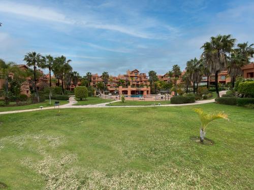 Sunny 2Bed Resort Style Apartment New Golden Mile Estepona FREE PARKING WIFI & AIRCON