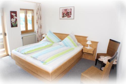 Un dormitorio con una cama, una mesa y una silla. en Haus Tauernblick, en Berchtesgaden
