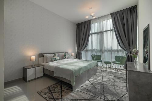 1 dormitorio con 1 cama, mesa y sillas en HiGuests - Oudah Tower en Dubái