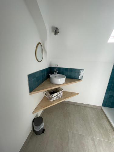 La salle de bains est pourvue d'un lavabo et d'un miroir. dans l'établissement La Résidence - Vue falaise d'Aval, à Étretat
